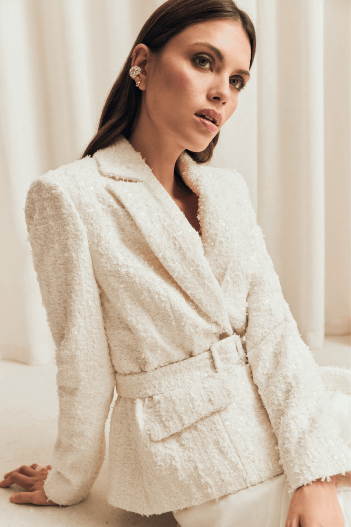 Blazer sofisticado con accesorios de la colección Bimani WHITE