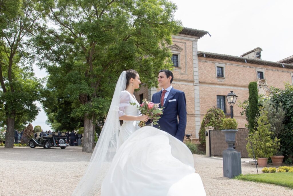 Novia sonriente y relajada disfrutando de su boda sin preocupaciones
