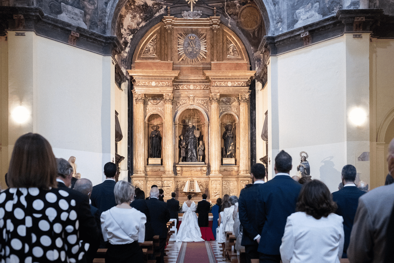 Novios entrando a la iglesia para su boda religiosa, tras completar los trámites necesarios