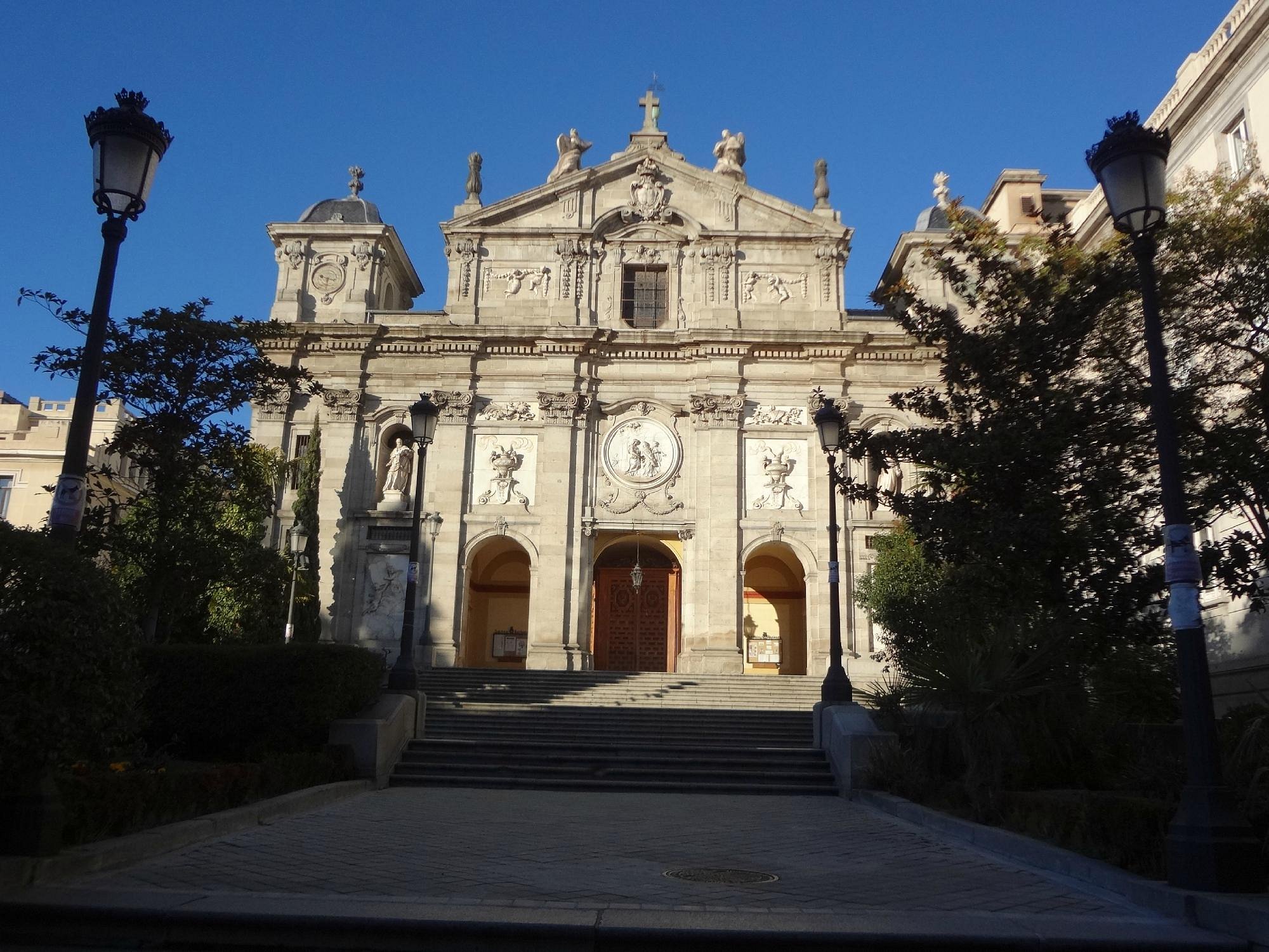 fachada-Iglesia-de-Santa-Barbara-boda-madrid.jpg