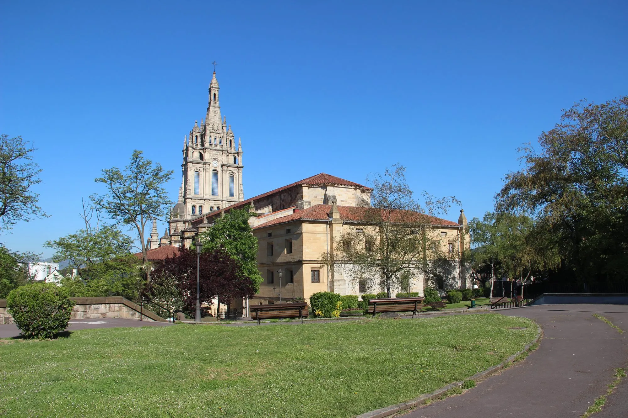 Basílica de Begoña en Bilbao, iglesia emblemática para casarse por la iglesia en bilbao